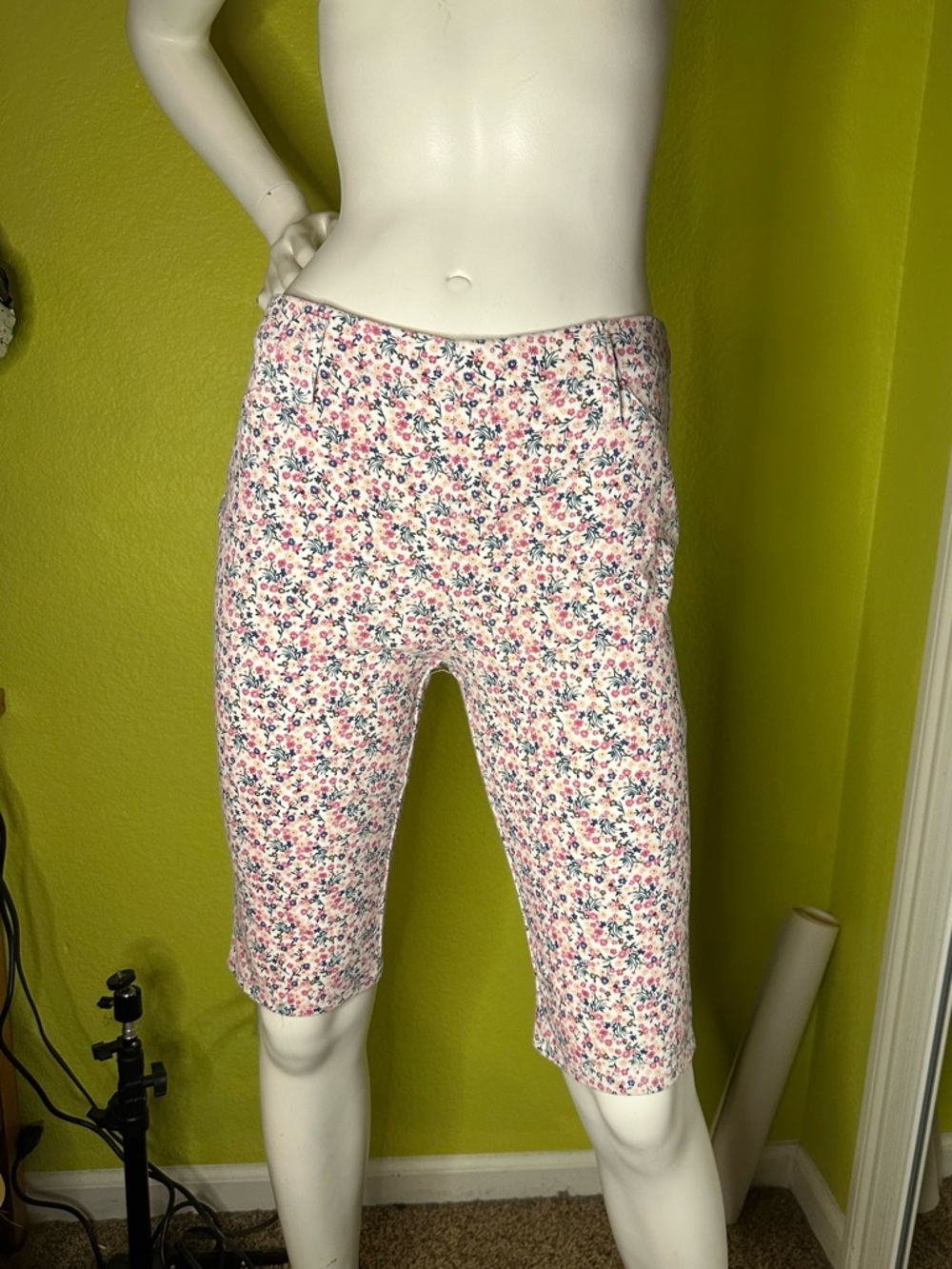 Faded Glory White/Multicolor Floral Bermudas